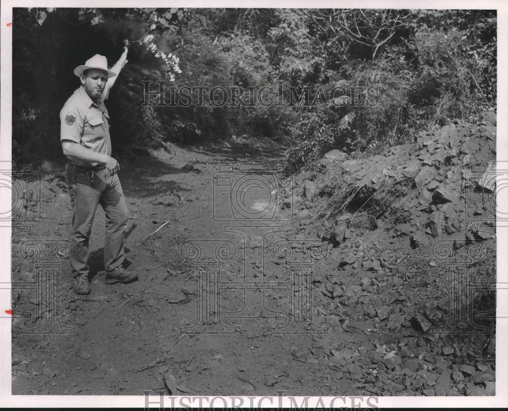 1990 Press Photo Hugh Strickland on Ruffner Mountain Where Road Will Cut Through - Historic Images