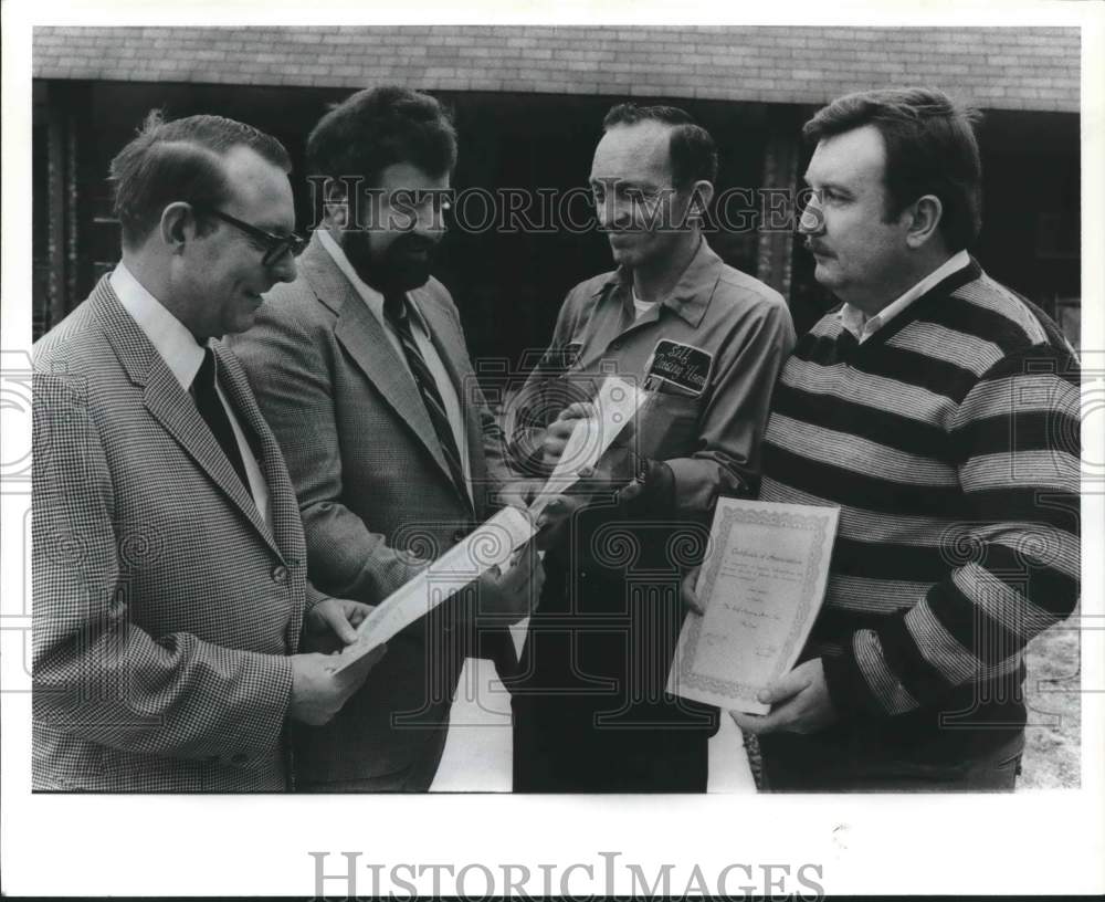 1982 Press Photo Andy Self of Self Nursing Home gives awards - abna37580 - Historic Images