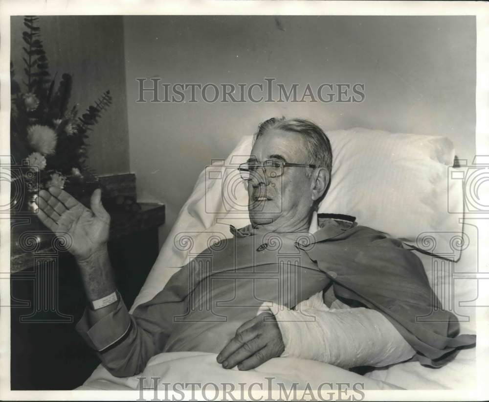 1976 Press Photo Clyde Sellers, Tarrant Alabama Police Chief in bed, injured - Historic Images