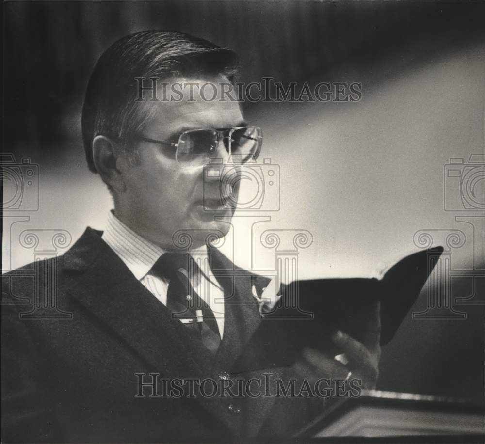 1985 Press Photo Clergyman Dr. Harper Shannon Reading Text - abna37607 - Historic Images