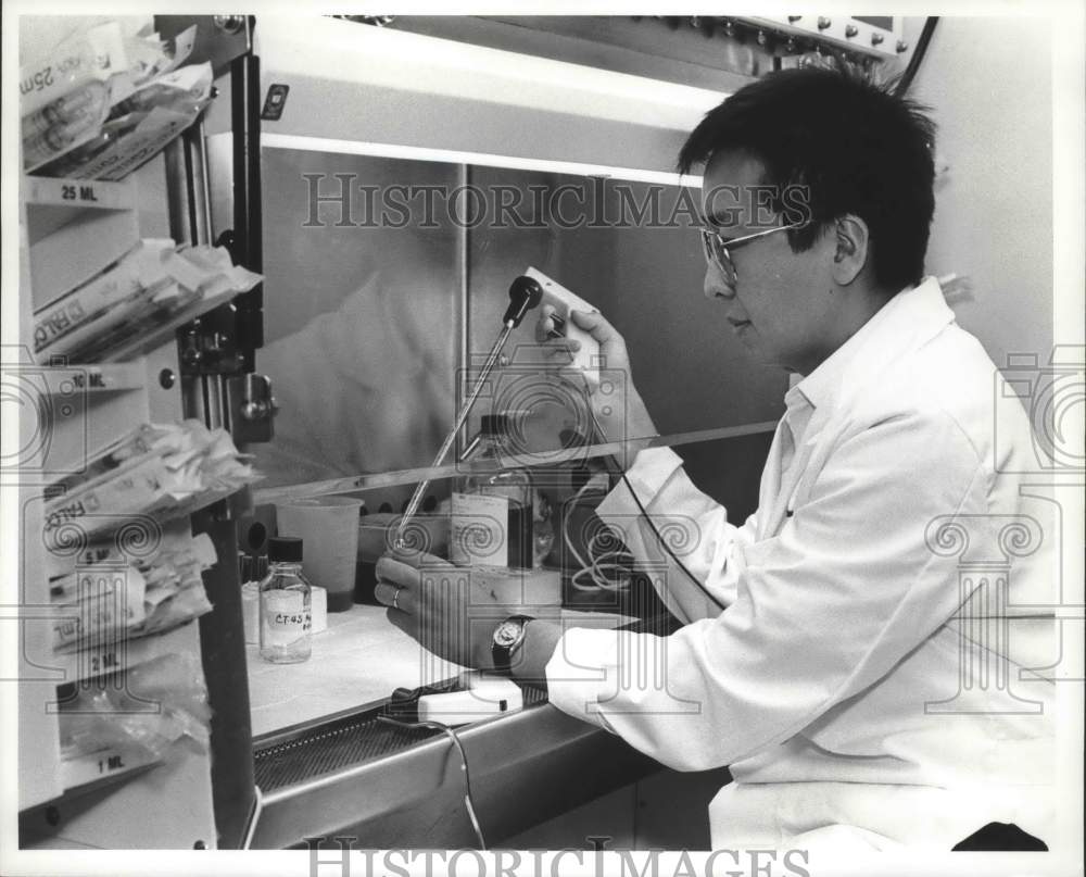 Press Photo Dr. Almaz Sharmanov in University of Alabama Birmingham Lab - Historic Images