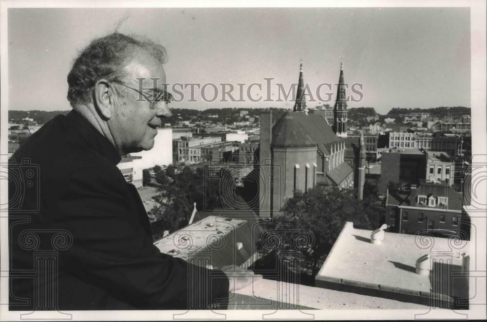 1981 Press Photo Reverend J. Peter Sheehan Looks Over St. Paul's Cathedral. - Historic Images