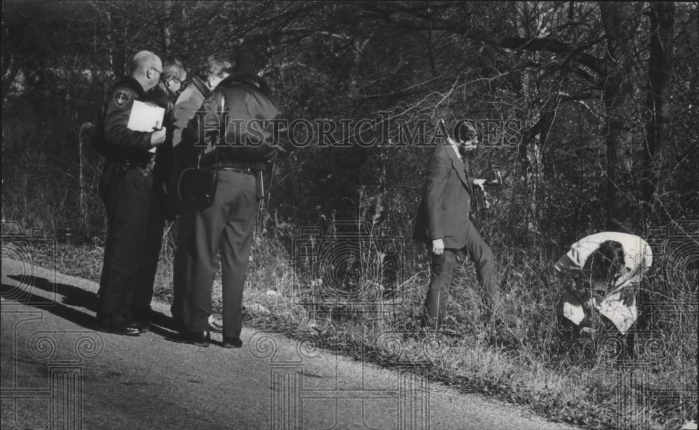 1976, Police Investigate Body of Murder Victim Quenette Shehane - Historic Images