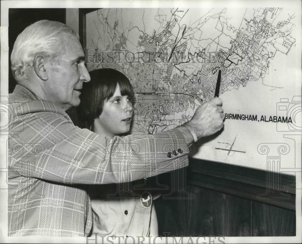 1976 Press Photo Former Birmingham Mayor George Seibels Looks at Map - abna37645 - Historic Images