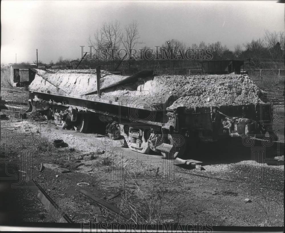 1977 Press Photo Pratt City Trailer on Side Yard - abna37668 - Historic Images