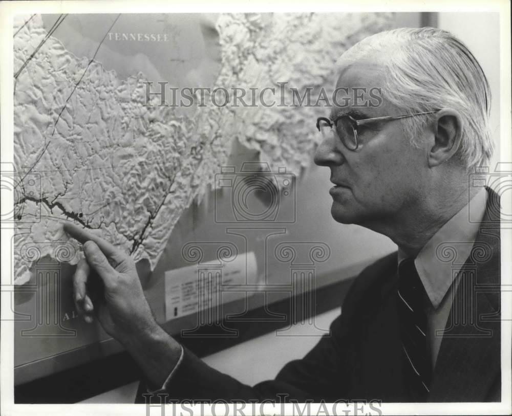 1982 Press Photo Alabama Tennessee gas company president M.D.Provty, Jr. points - Historic Images