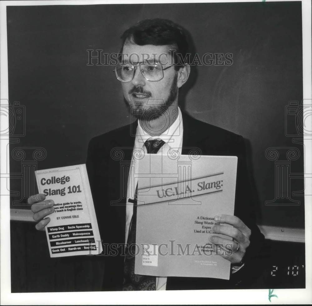 1992 Press Photo Auburn Professor Thomas Nunnally with books on college slang - Historic Images