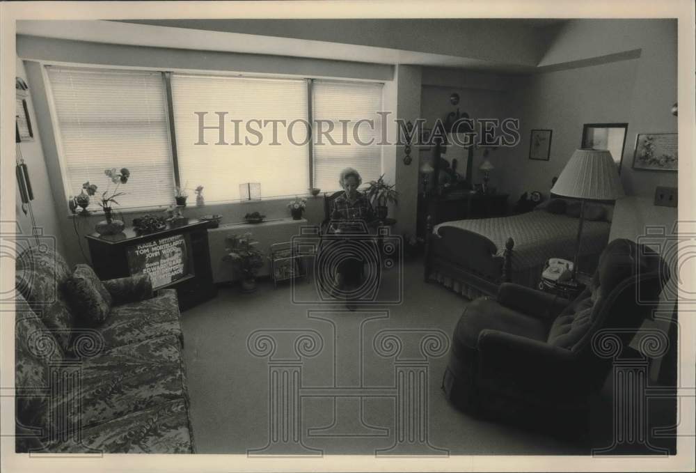 1986 Press Photo Fannie Hart in room of Methodist Home - abna37693 - Historic Images