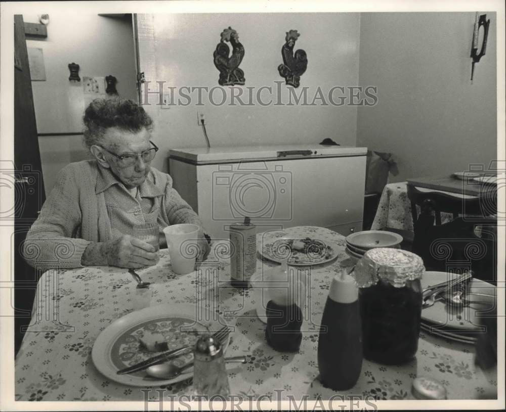 1986 Press Photo Clelia Weijola in the eating room of the Wilson Home - Historic Images