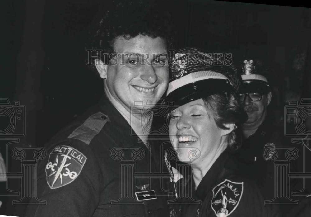 1982 Press Photo Rookie Policewoman Patricia Odom Hugs Fellow Officer &amp; Husband - Historic Images