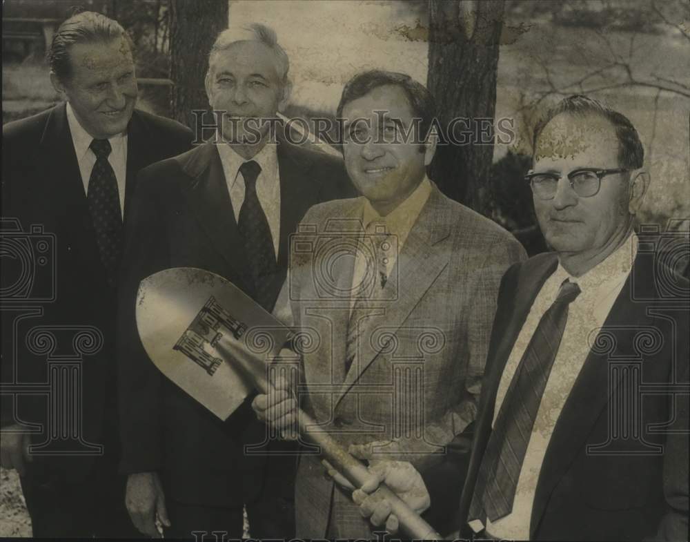 1975 Press Photo Mayor D. C. O&#39;Neal, Pickensville Mayor, Celebrate Construction - Historic Images