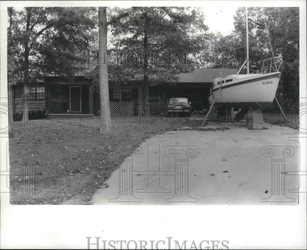 1990 Press Photo Home with boat out front, Walter Leroy Moody - abna37734 - Historic Images