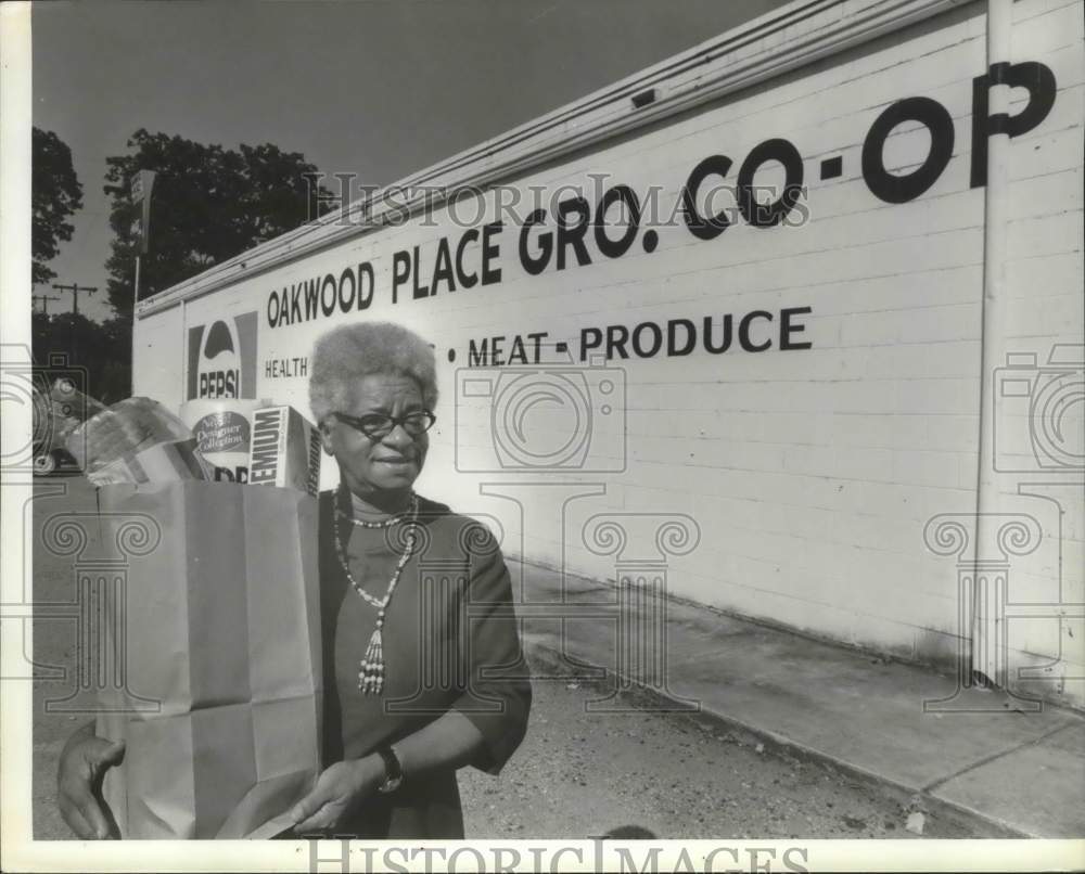 1981 Press Photo Geraldine Moore, former Birmingham News staff, with groceries - Historic Images