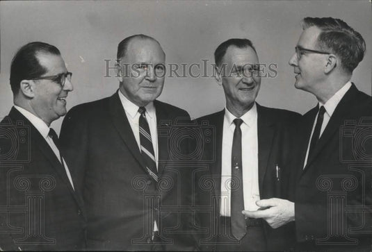 1966, Birmingham AL police chief Jamie Moore & others discuss theft - Historic Images
