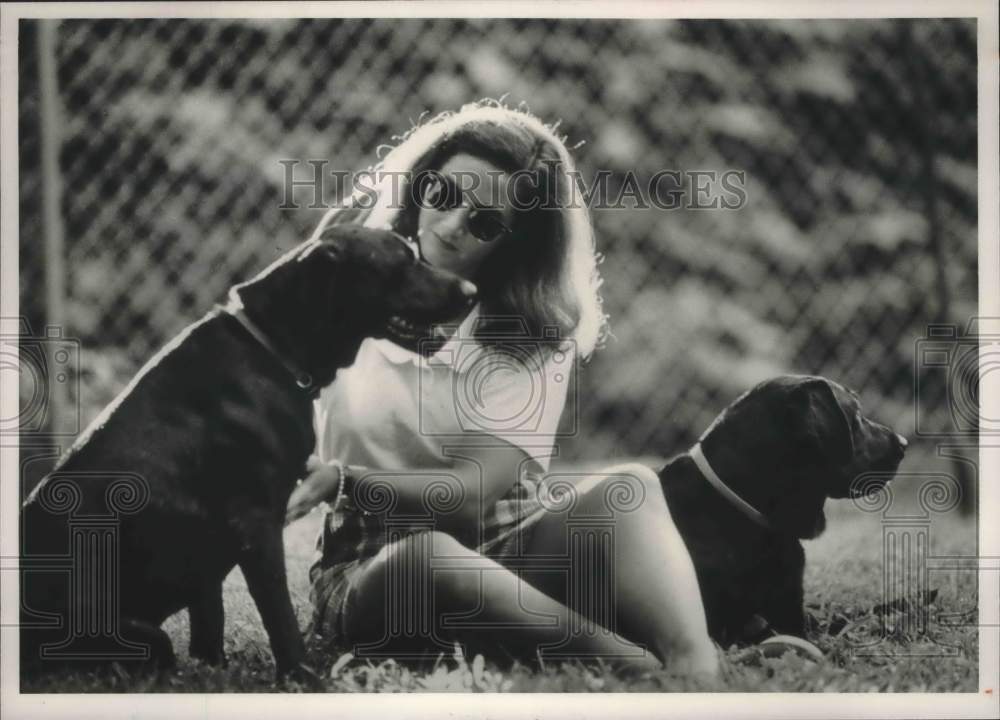 1990 Press Photo Teresa Pullium, Attorney, with her Two Dogs - abna37747 - Historic Images