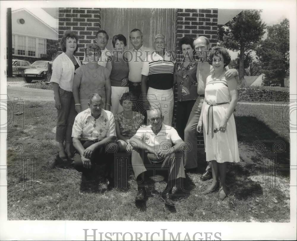 1986 Press Photo Former Coach J.R. Porch with Previous Players &amp; Cheerleaders - Historic Images