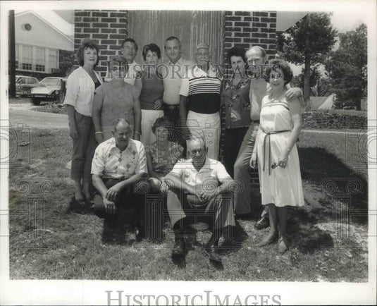 1986 Press Photo Former Coach J.R. Porch with Previous Players & Cheerleaders - Historic Images
