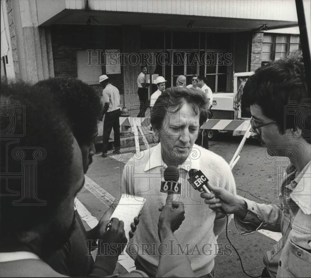 1979 Press Photo Mayor Ed Porter Talks With Newsmen After City Hall Explosion - Historic Images