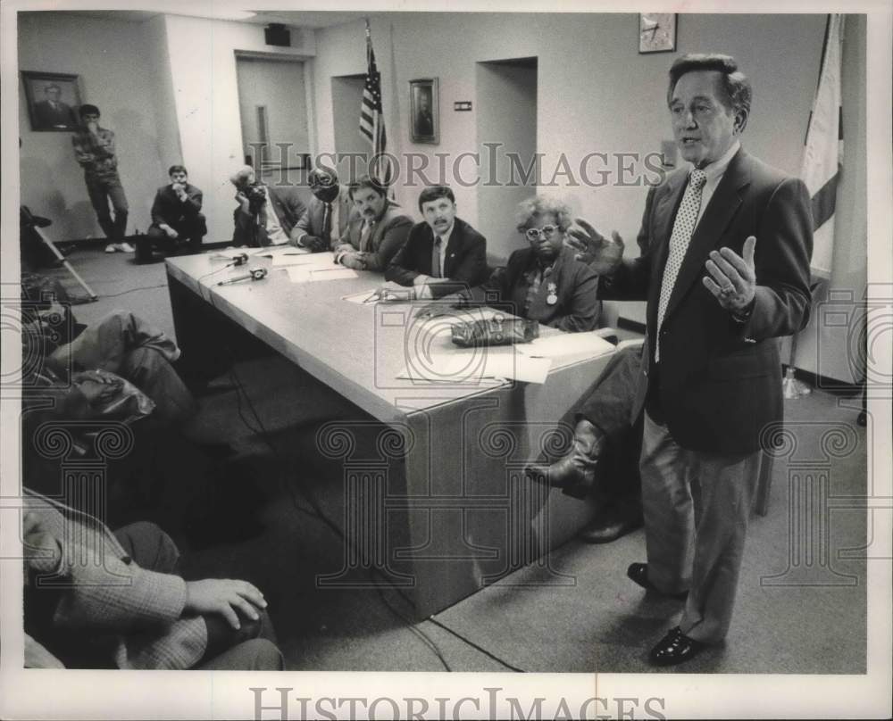 1988 Press Photo Mayor Ed Porter, Bessemer, Pleads Case at Dog Track Hearing - Historic Images