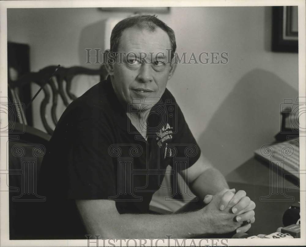 1990 Press Photo Tom Posey, Civilian Military Assistance, at Press Conference - Historic Images