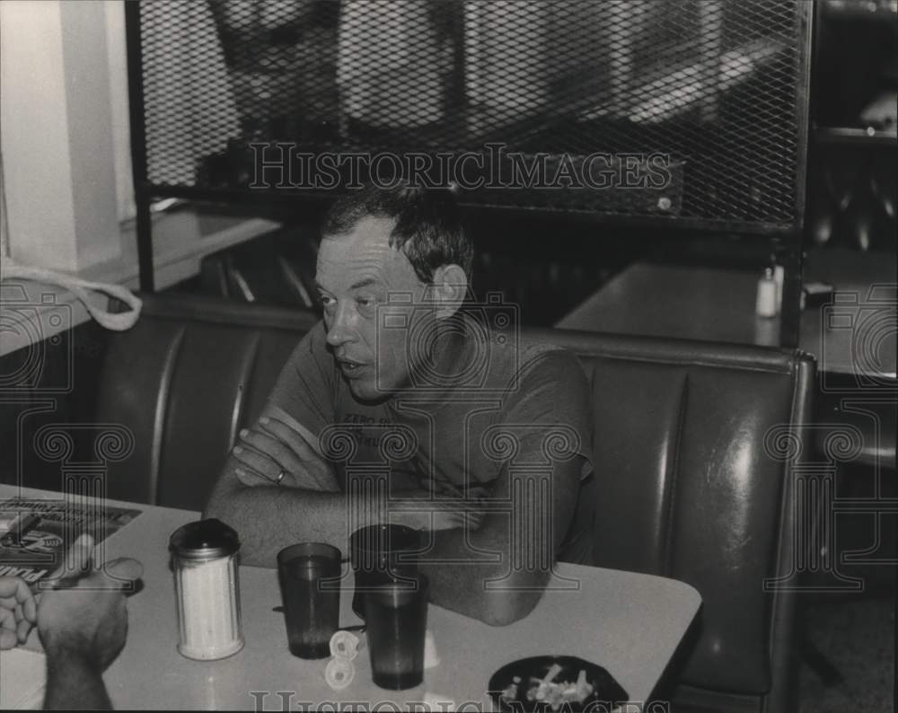 1984 Press Photo Produce dealer Tom Posey giving interview at resaturant - Historic Images