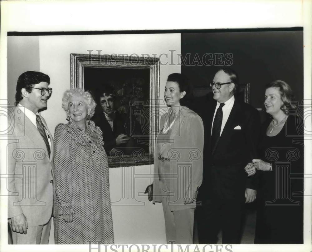 1980 Press Photo Richard Murray & others standing by portrait at art museum - Historic Images