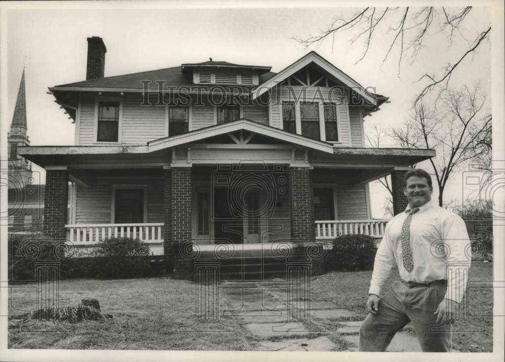 1988 Press Photo Tom Owen in front of new child abuse crisis center house - Historic Images