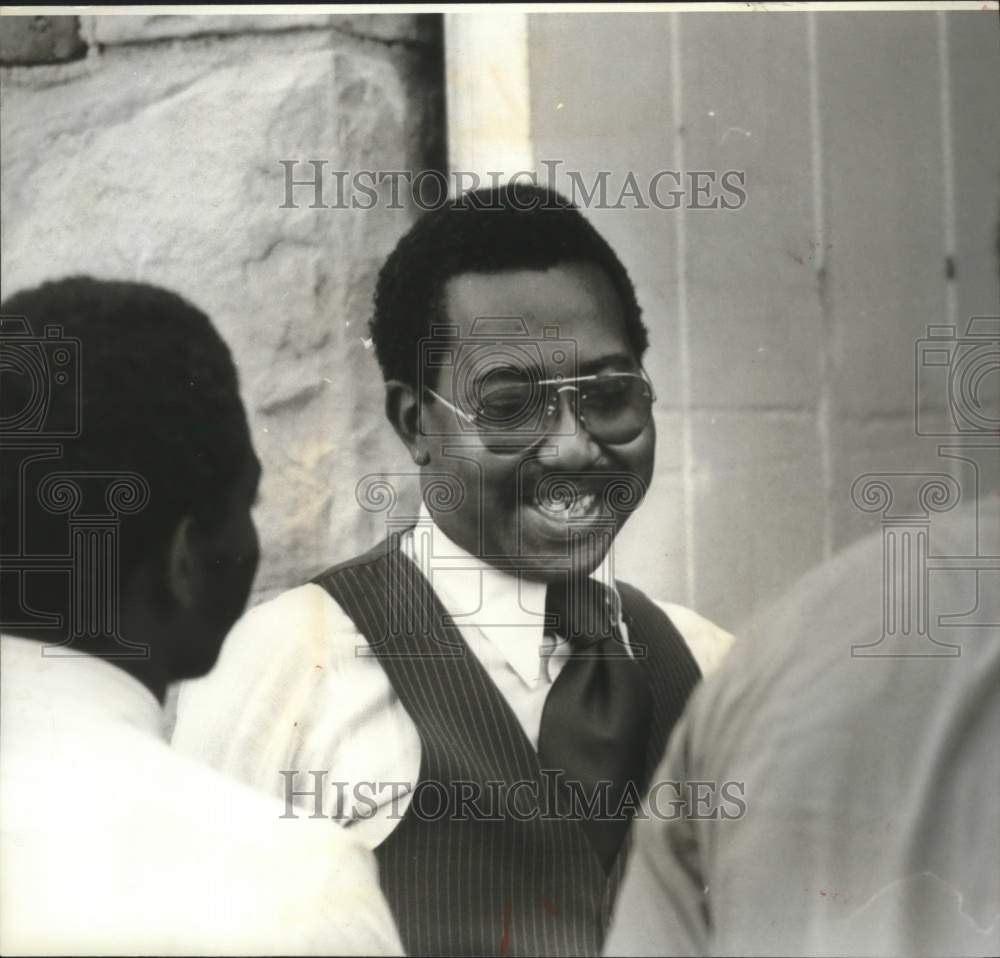 1979 Press Photo Architect Kenneth Owens speaking with others. - abna37783 - Historic Images