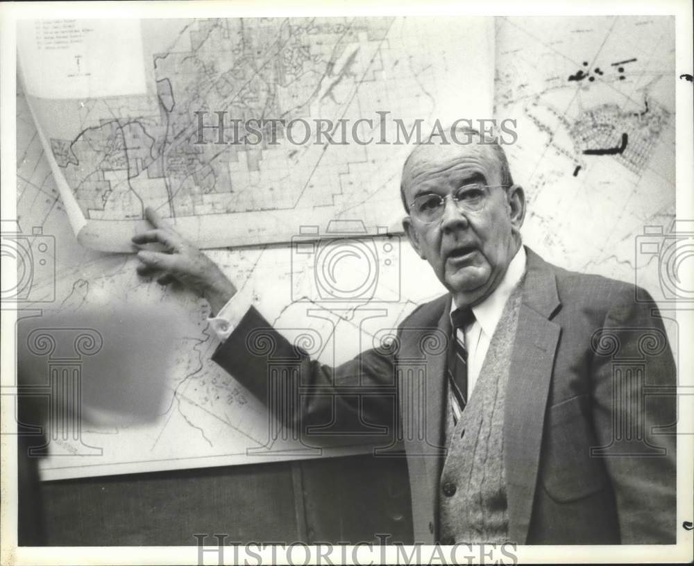 1980 Press Photo Shelby County AL Planning Commissioner Paul Owens with maps - Historic Images