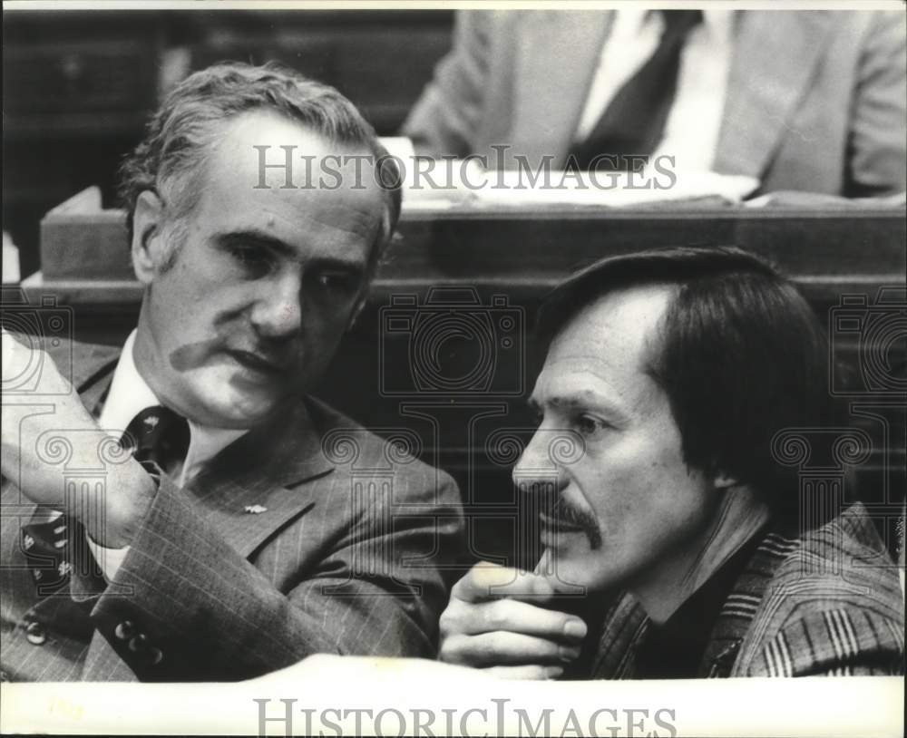 1979 Press Photo Alabama Politician Walter Owens talking with man at meeting - Historic Images