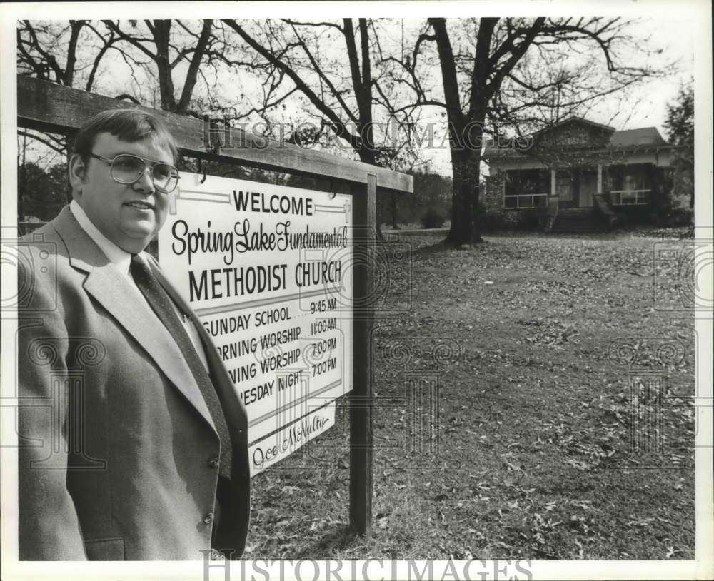 1982 Press Photo Reverend Joe McNulty in front of Spring Lake Methodist Church - Historic Images