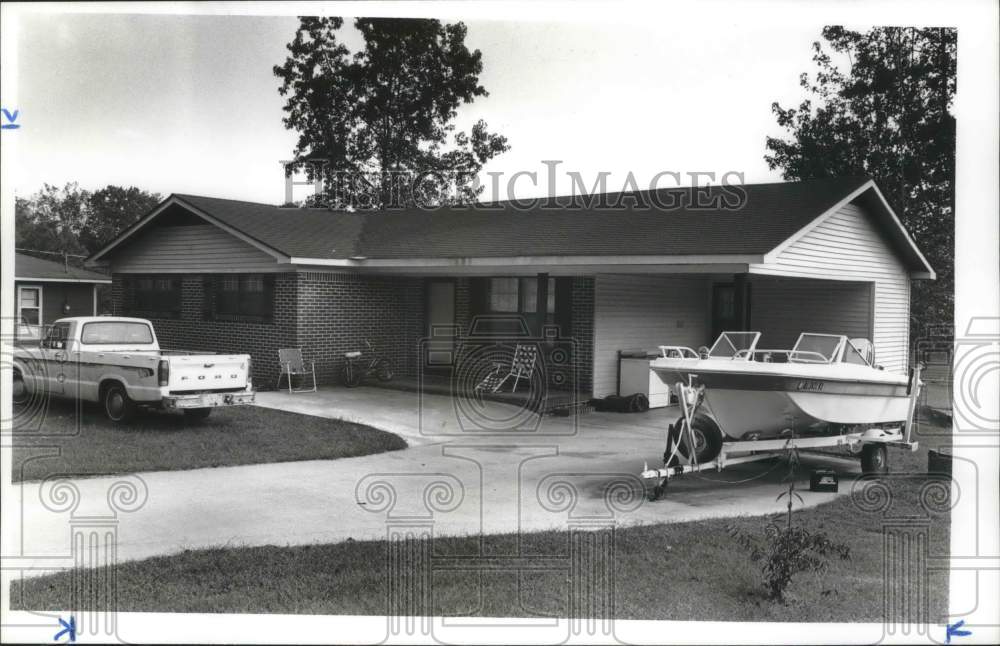 1991 Press Photo Karen McPherson&#39;s house, exterior shot with truck &amp; boat - Historic Images