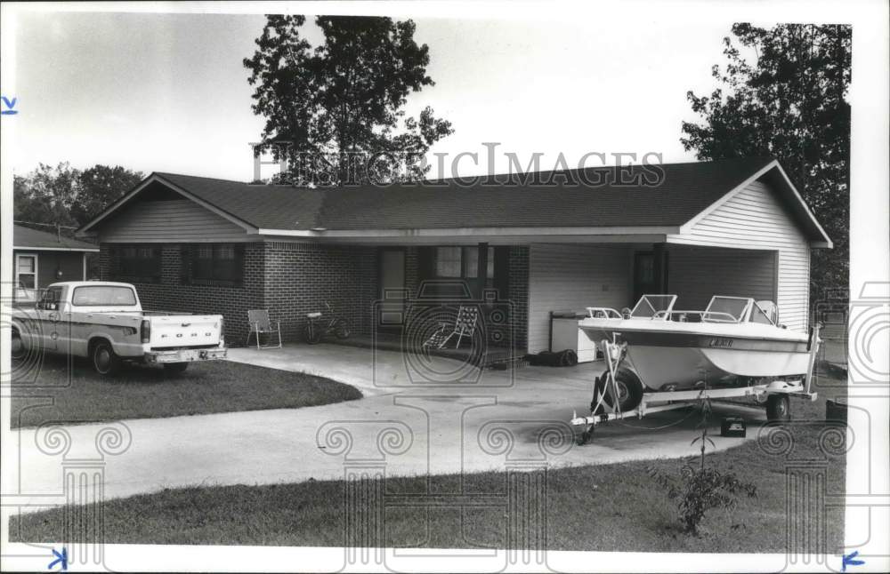 1991 Press Photo Karen McPherson's house, exterior shot with truck & boat - Historic Images