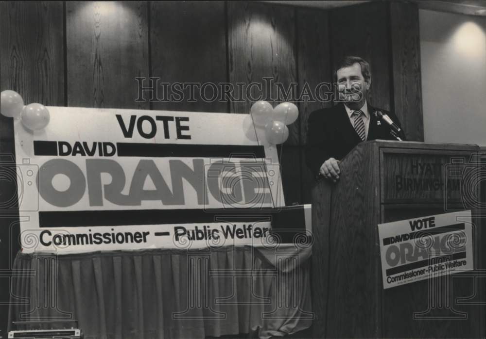 1982 Press Photo David Orange campaign for commissioner standing at podium, AL - Historic Images
