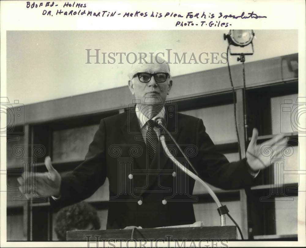 1983 Press Photo Dr. Harold Martin Making Pleas For Three Resolutions - Historic Images