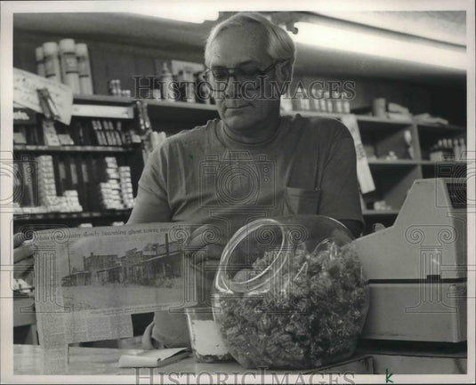 1987 Press Photo North Johns, Alabama Shopkeeper George Wyatt - abna37828 - Historic Images