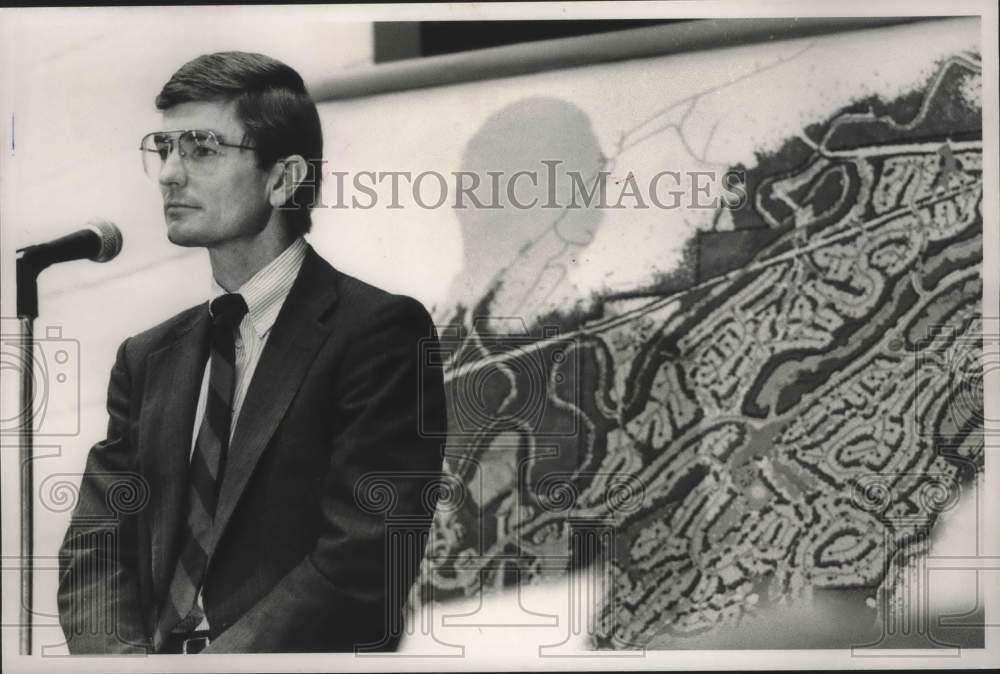 1989 Press Photo Harbert Vice President Joe McKay at Annexation Meeting - Historic Images