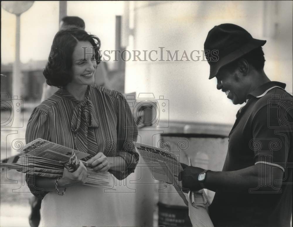 1982 Press Photo Ann McMillan Gives Earl Hardy Campaign Fan - abna37847 - Historic Images