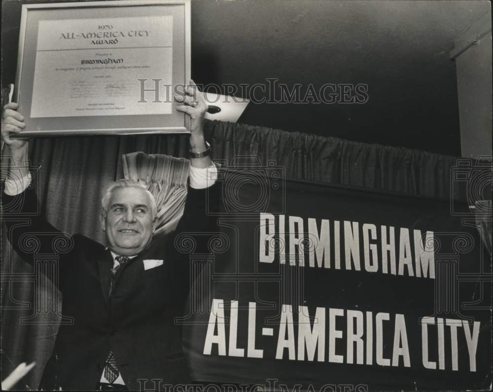 1971 Press Photo Birmingham, Alabama Mayor George Seibels Holds Award - Historic Images