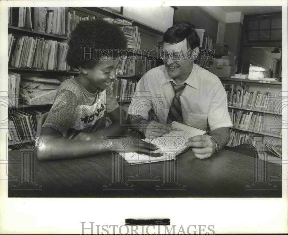 1979 Press Photo William Shepherd, Roderick Dixon at library - abna37865 - Historic Images