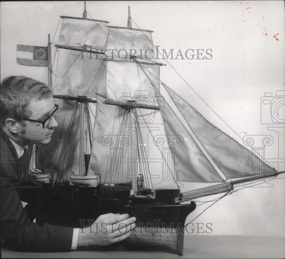 1970 Press Photo Kurt Brandenburg with model of C.S.S. Alabama - abna37875 - Historic Images
