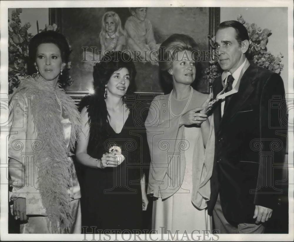 Press Photo Mr. &amp; Mrs. Alfred Shook Jr. with group at cocktail party - abna37882 - Historic Images