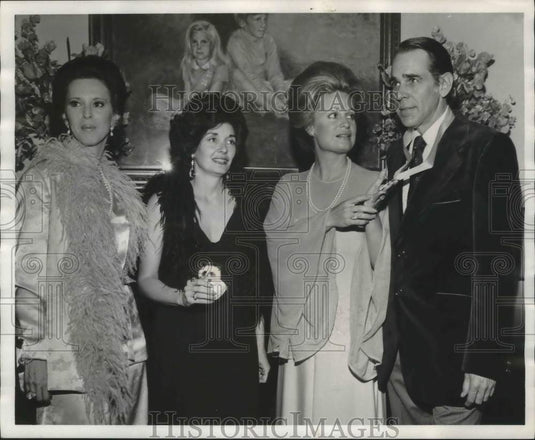 Press Photo Mr. & Mrs. Alfred Shook Jr. with group at cocktail party - abna37882 - Historic Images