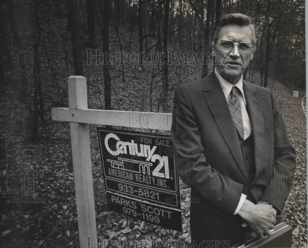 1985 Press Photo Parks Scott standing in front of Century 21 sign - abna37906 - Historic Images