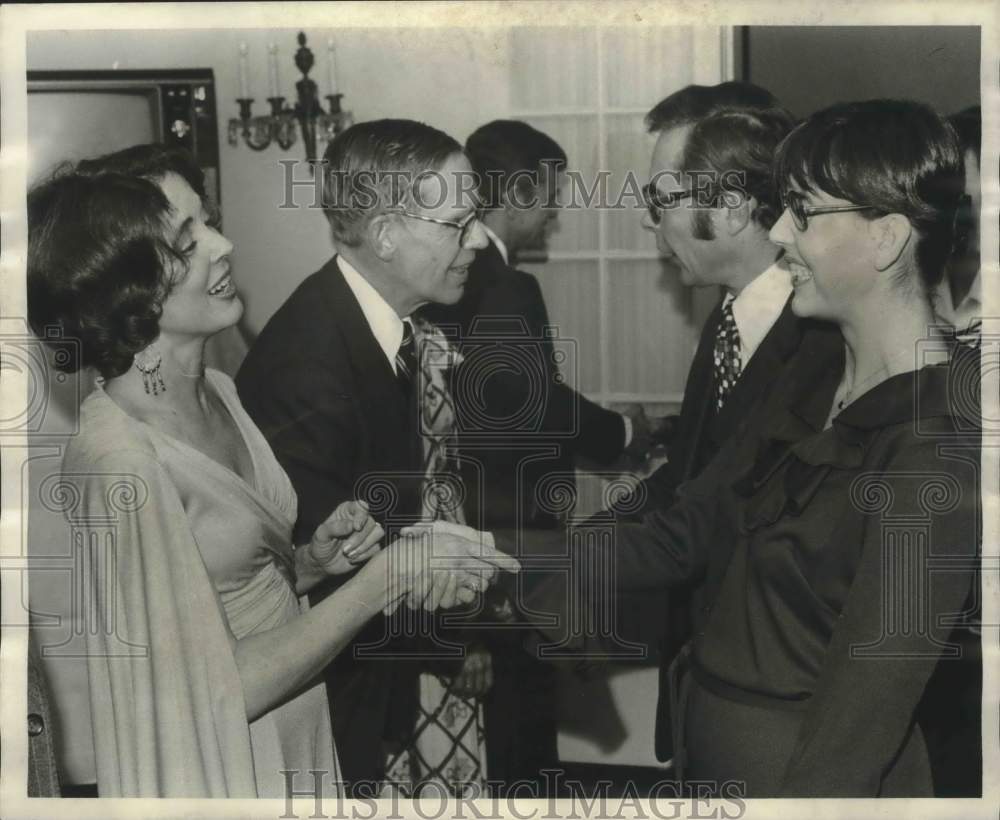 1977 Press Photo Kitty Van Scott &amp; other Fest. of Arts officials, Washington DC - Historic Images