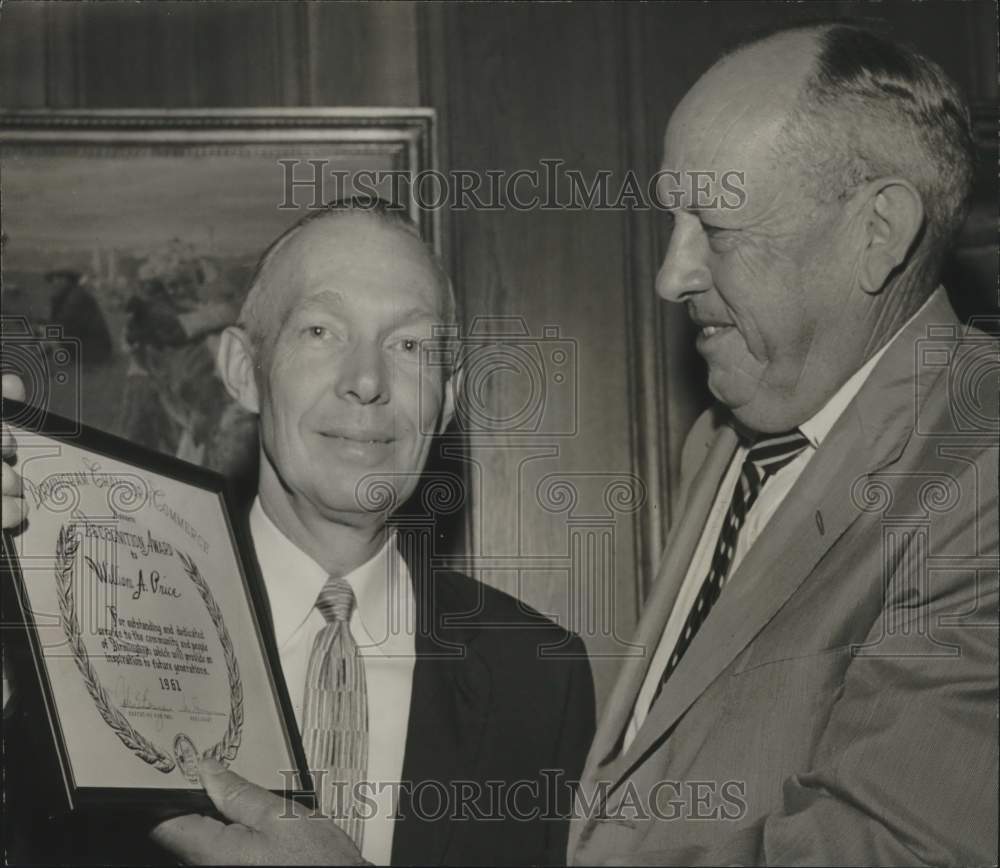 1981 Press Photo William Price president of Alabama Opera Assoc., accepts award - Historic Images