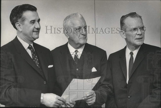 1965, University of Alabama Law School Dean & others announce news - Historic Images