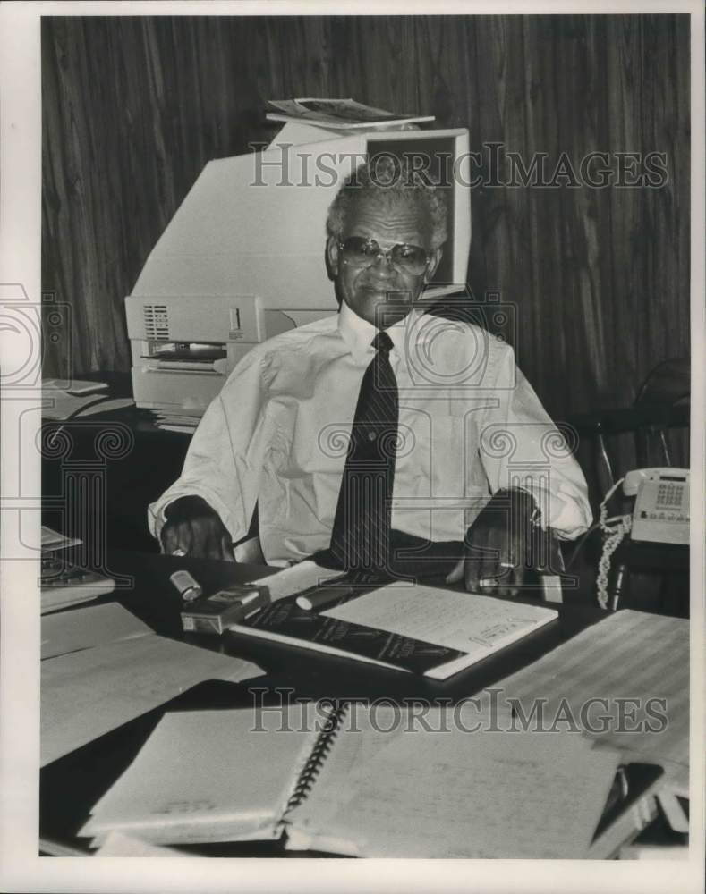 1989 Press Photo Edwin Moss, founder of Selma Dallas Comm. at his desk - Historic Images