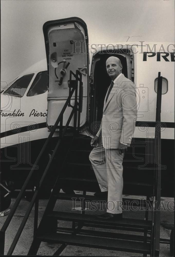 1987 Press Photo Hugh Morgan getting into a plane - abna37954 - Historic Images