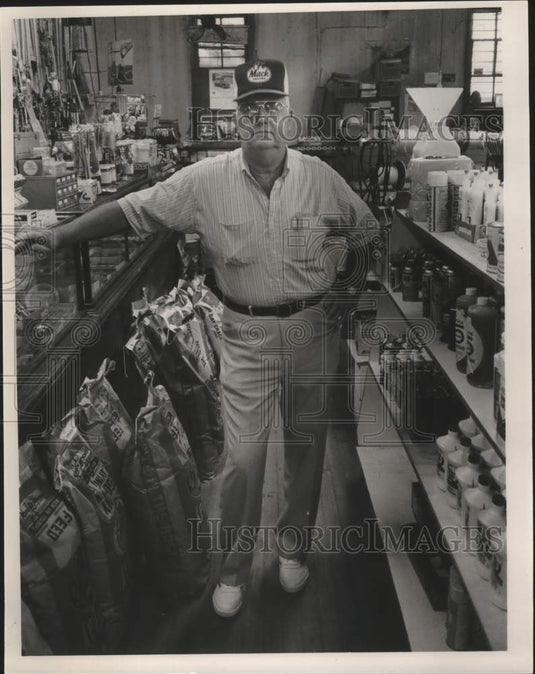 1988 Press Photo Plantersville, Alabama Storekeeper Bob Martin - abna37972 - Historic Images